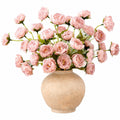 Vase avec bouquet de pivoines artificielles roses